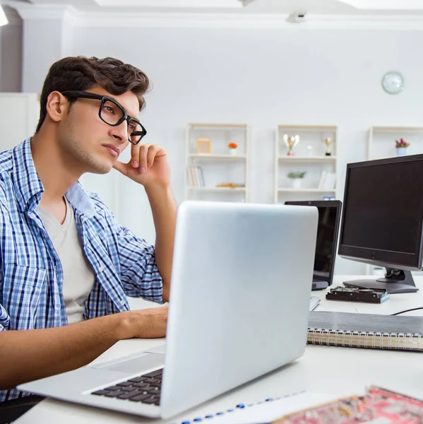 Empresario sentado frente a muchas pantallas — Foto de Stock