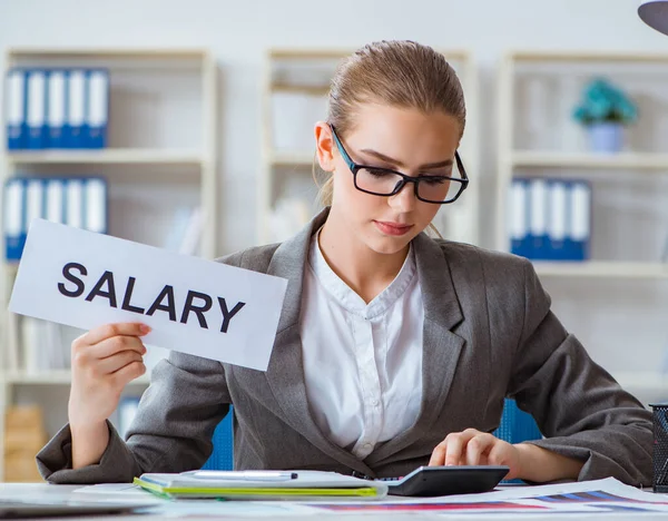 Businesswoman sitting in office with message — Stock Photo, Image