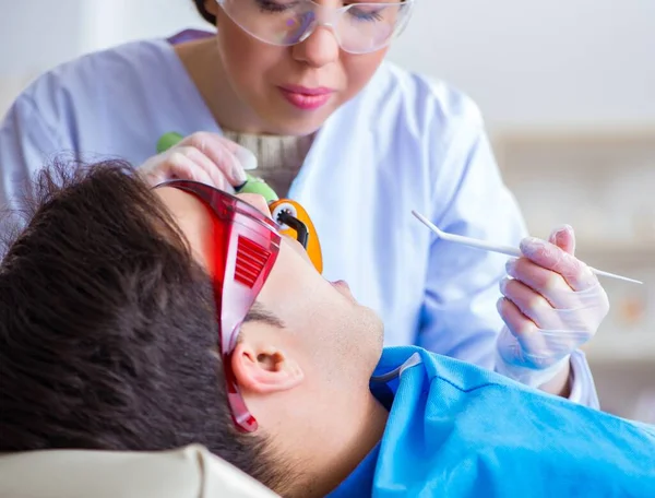 Femme dentiste médecin avec patient masculin à l'hôpital — Photo