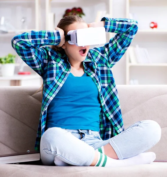 Estudante sentada no sofá com óculos virtuais — Fotografia de Stock