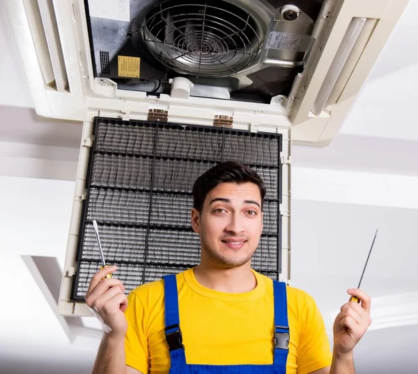 Reparatie van airconditioning aan het plafond — Stockfoto