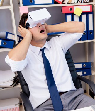 Çalışan sanal gerçeklik gözlükleriyle film izliyor.