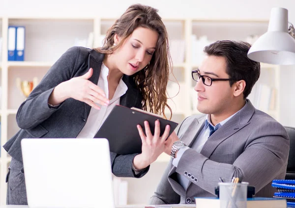 Infeliz jefe teniendo una charla con su secretaria —  Fotos de Stock