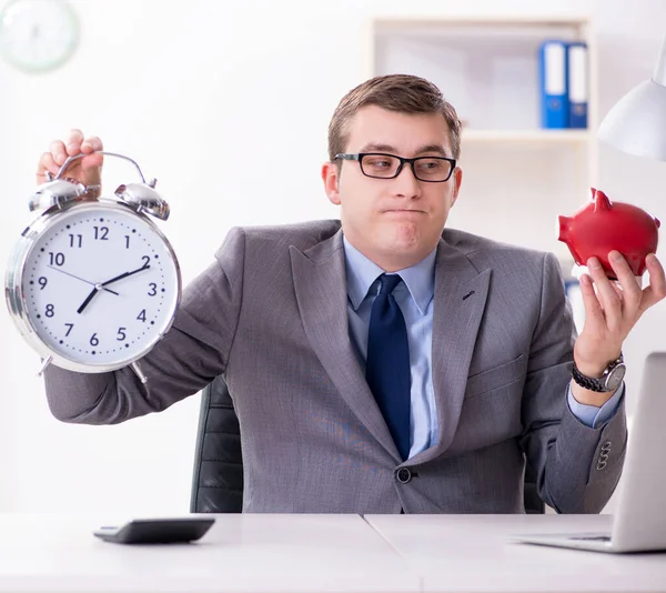 Empregado com piggybank no conceito de gerenciamento de tempo — Fotografia de Stock