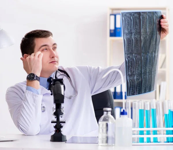 Mężczyzna lekarz patrząc na wyniki badań laboratoryjnych w szpitalu — Zdjęcie stockowe