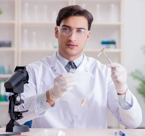 Expert criminoloog werkt in het lab voor bewijs — Stockfoto