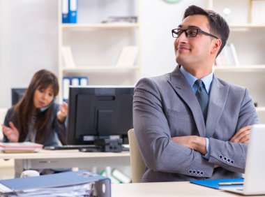 Ofiste çalışan kadın ve erkek.