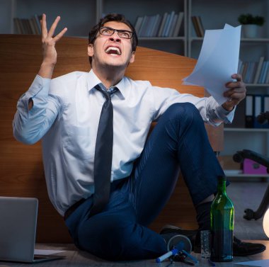 Stresli iş adamı depresyonda fazla mesai yapıyor.