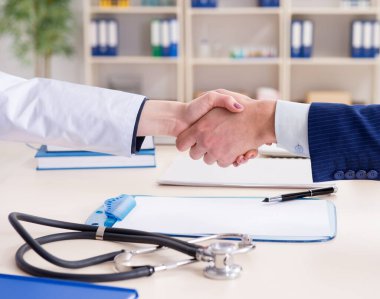 Sağlık sigortası sözleşmesi imzalayan adam