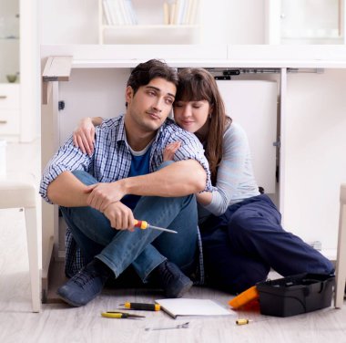 Erkek ve kadın evde mobilya montajı yapıyor.