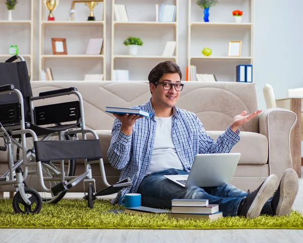 Estudiante joven estudiando en casa —  Fotos de Stock