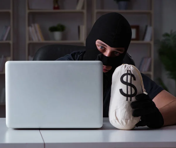 Hacker piratería informática tarde en la noche — Foto de Stock