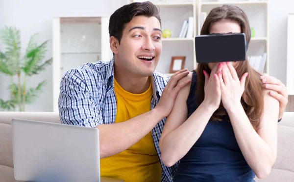 Joven familia jugando juegos con gafas de realidad virtual —  Fotos de Stock