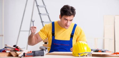 Kat tamircisi işinden memnun değil.