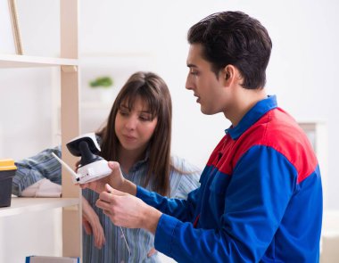 Müşteri, sözleşmeli olarak güvenlik kamerası taktırıyor.