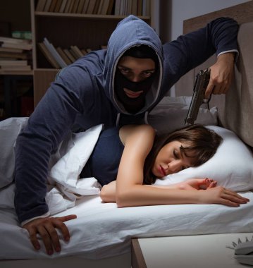 Hırsızlar gece yatak odasına girip uyuyorlar.
