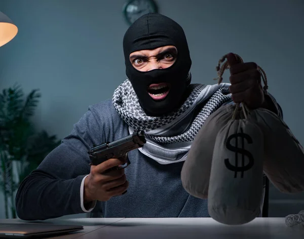 Terrorist inbrottstjuv med pistol ber om pengar lösen — Stockfoto