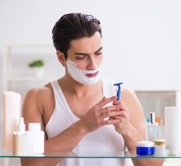 Giovane uomo bello rasatura la mattina presto a casa — Foto Stock