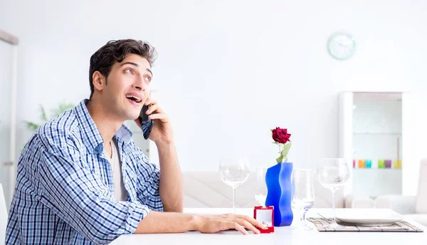 The man alone preparing for romantic date with his sweetheart — Stock Photo, Image