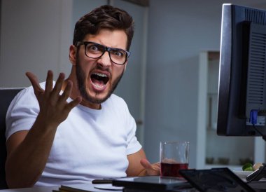 Fazla mesai yapmak için geç saatlere kadar ofiste kalan genç adam.