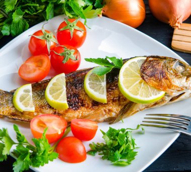 Kızarmış balık tabakta servis edilir.