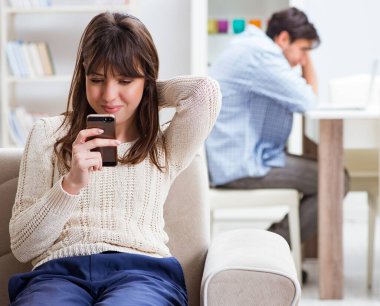 Evde birbirini aldatan bir çift.