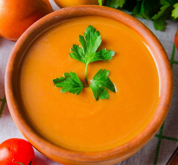 Sopa de abóbora servida na mesa em tigela — Fotografia de Stock