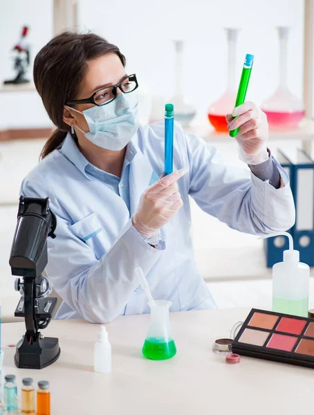 Laboratoriekemist kontrollerar skönhet och sminkprodukter — Stockfoto