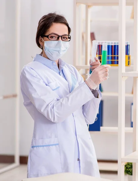 Жінка-хімік, що працює в лікарняній лабораторії — стокове фото