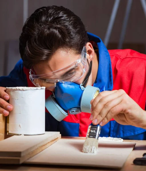 Jeune homme collant des pièces de bois ensemble dans le concept de bricolage — Photo
