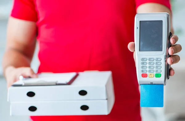 Entrega de pizza sendo paga com pos e cartão de crédito — Fotografia de Stock