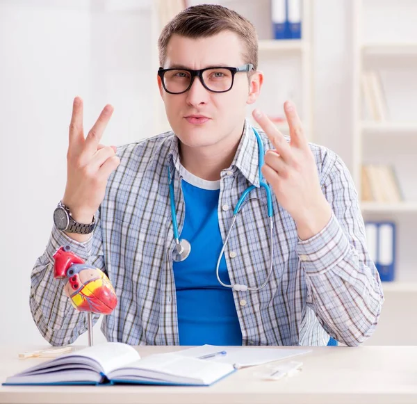 Medische student studeert hart in de klas tijdens college — Stockfoto