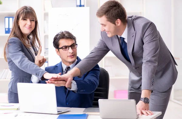 Reunión de negocios con los empleados en la oficina —  Fotos de Stock