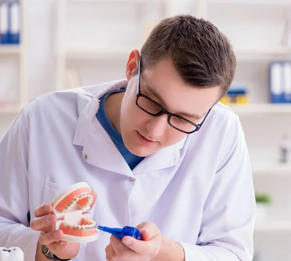 Dentiste implant dentaire de travail dans le laboratoire médical — Photo