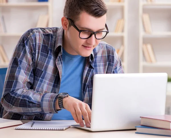 Unga studerande studerar över internet i telelärande koncept — Stockfoto