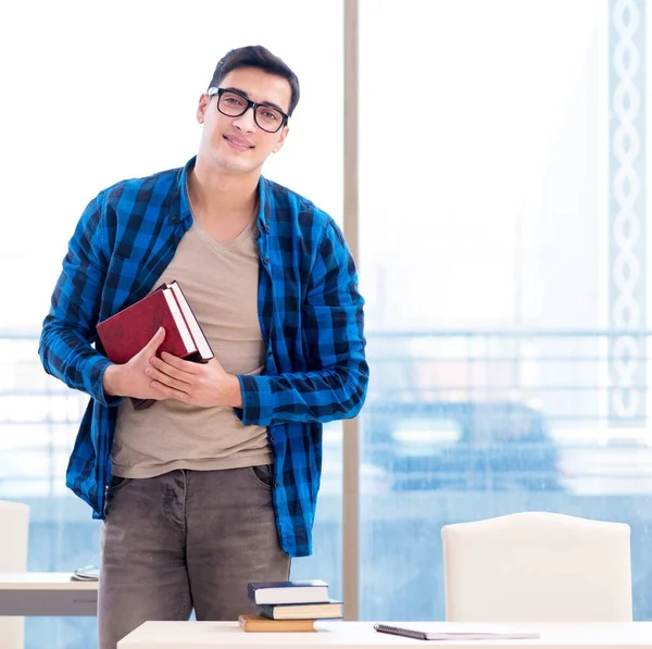 Estudiante estudiando en la biblioteca vacía con libro preparándose para ex —  Fotos de Stock