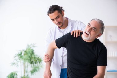 Yaşlı adam genç doktoru ziyaret ediyor.