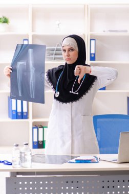 Klinikte çalışan tesettürlü genç doktor.