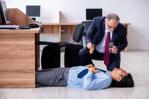 Empleado masculino que sufre un ataque al corazón en la oficina — Foto de Stock