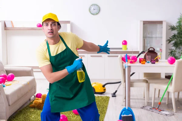 Junge männliche Bauunternehmer erledigen Hausarbeit nach Party — Stockfoto