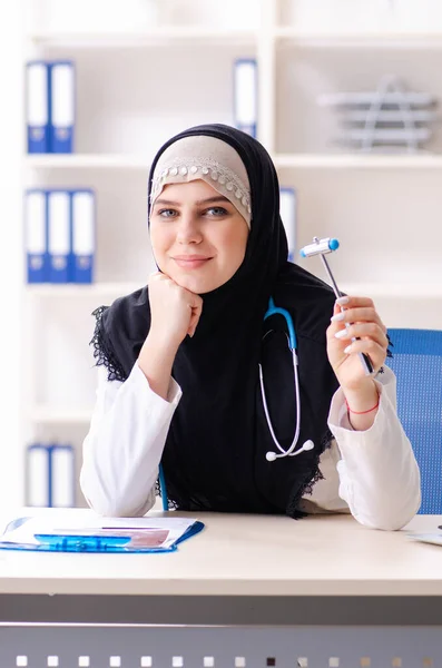 Jonge arts in hijab werkzaam in de kliniek — Stockfoto