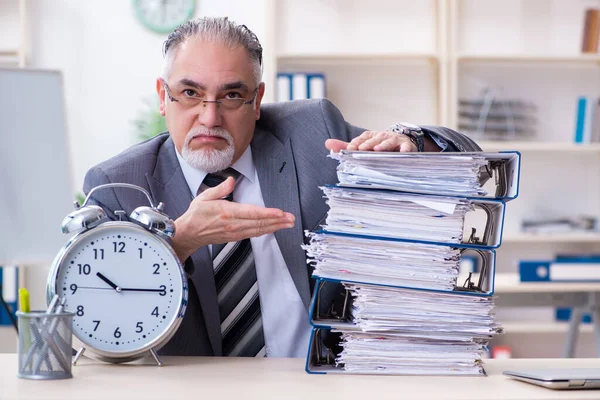 Homem idoso empregado infeliz com excesso de trabalho — Fotografia de Stock