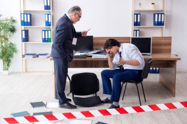 Adli tıp ofisteki hırsızlığı araştırıyor.