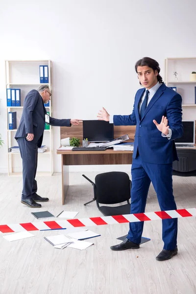 Dos criminólogos expertos trabajando en la oficina —  Fotos de Stock