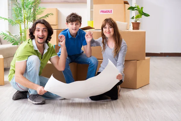 Young family moving to new flat — Stock Photo, Image