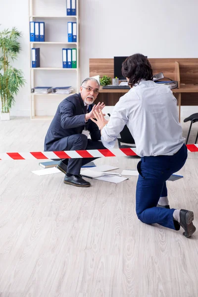 Enquêteur judiciaire enquêtant sur le vol dans le bureau — Photo