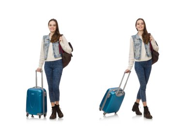 Beyaz bir bavulla yürüyen, gülümseyen beyaz kız.