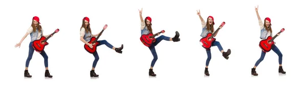 Ung leende flicka med gitarr isolerad på vit — Stockfoto
