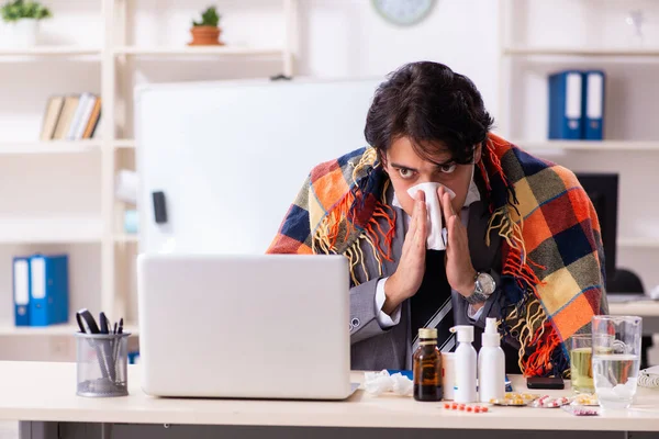 Homme avec la grippe travaillant dans le bureau — Photo