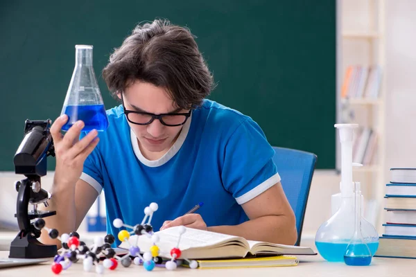 Joven estudiante masculino en el aula — Foto de Stock